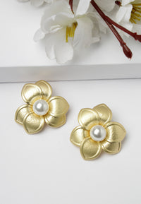 Pendientes florales de color dorado