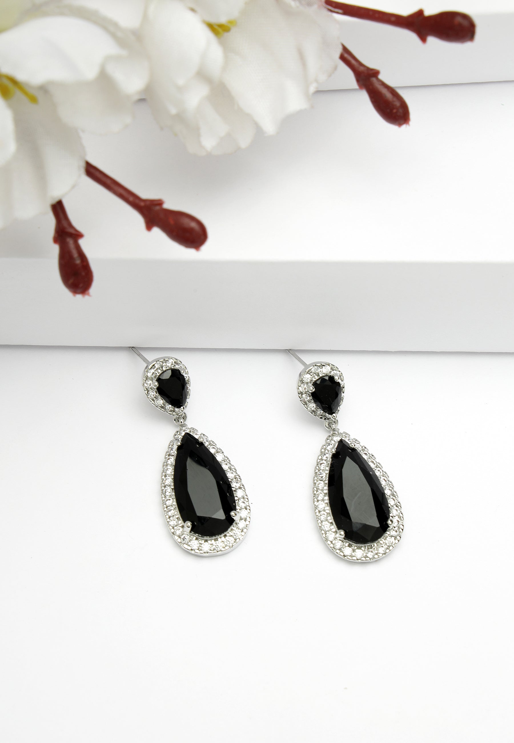 Boucles d'oreilles pendantes en zircone noire