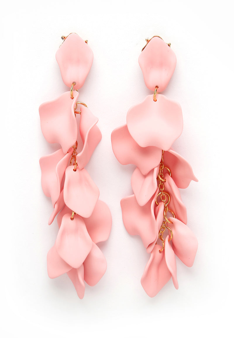 Lichtroze rozenblaadjevormige hangertjes oorbellen.