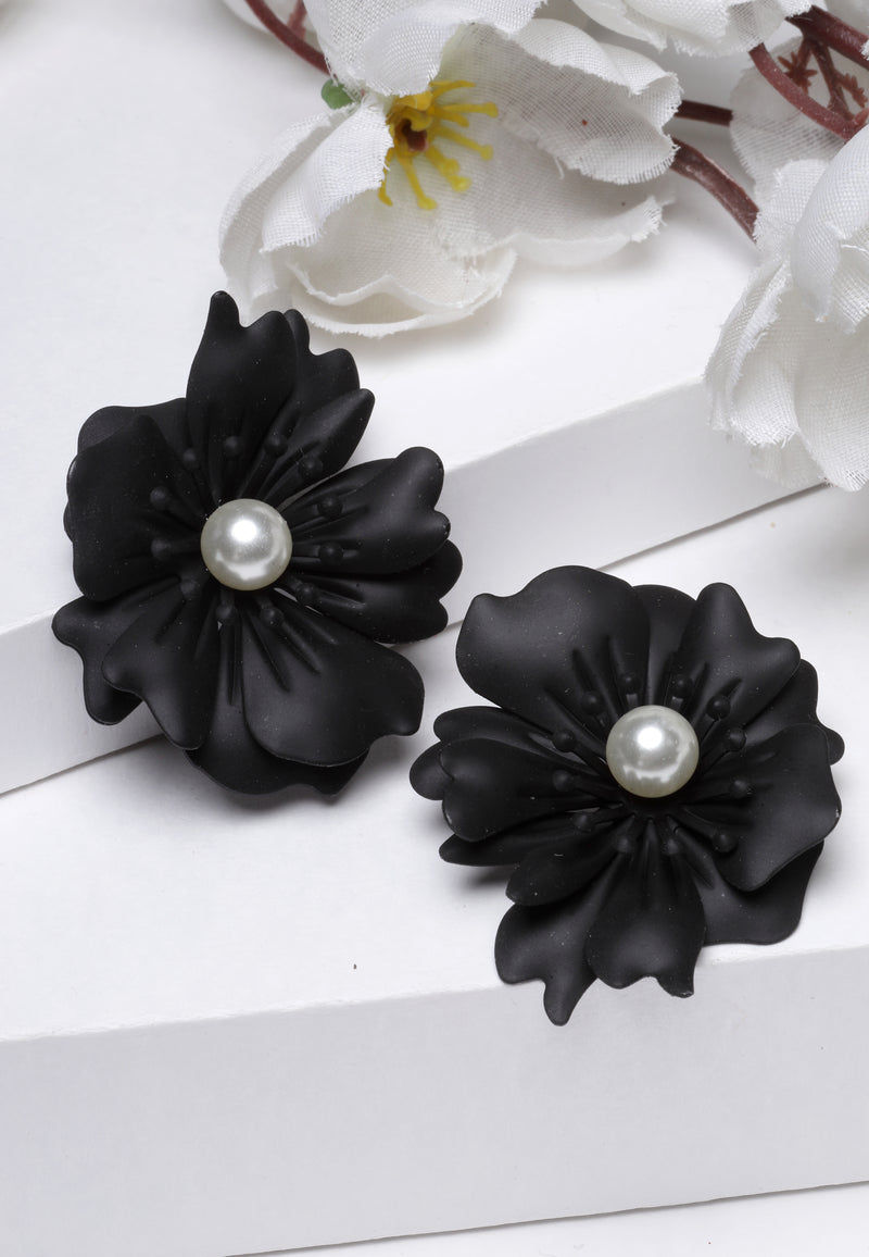 Aretes negros con margaritas florecientes
