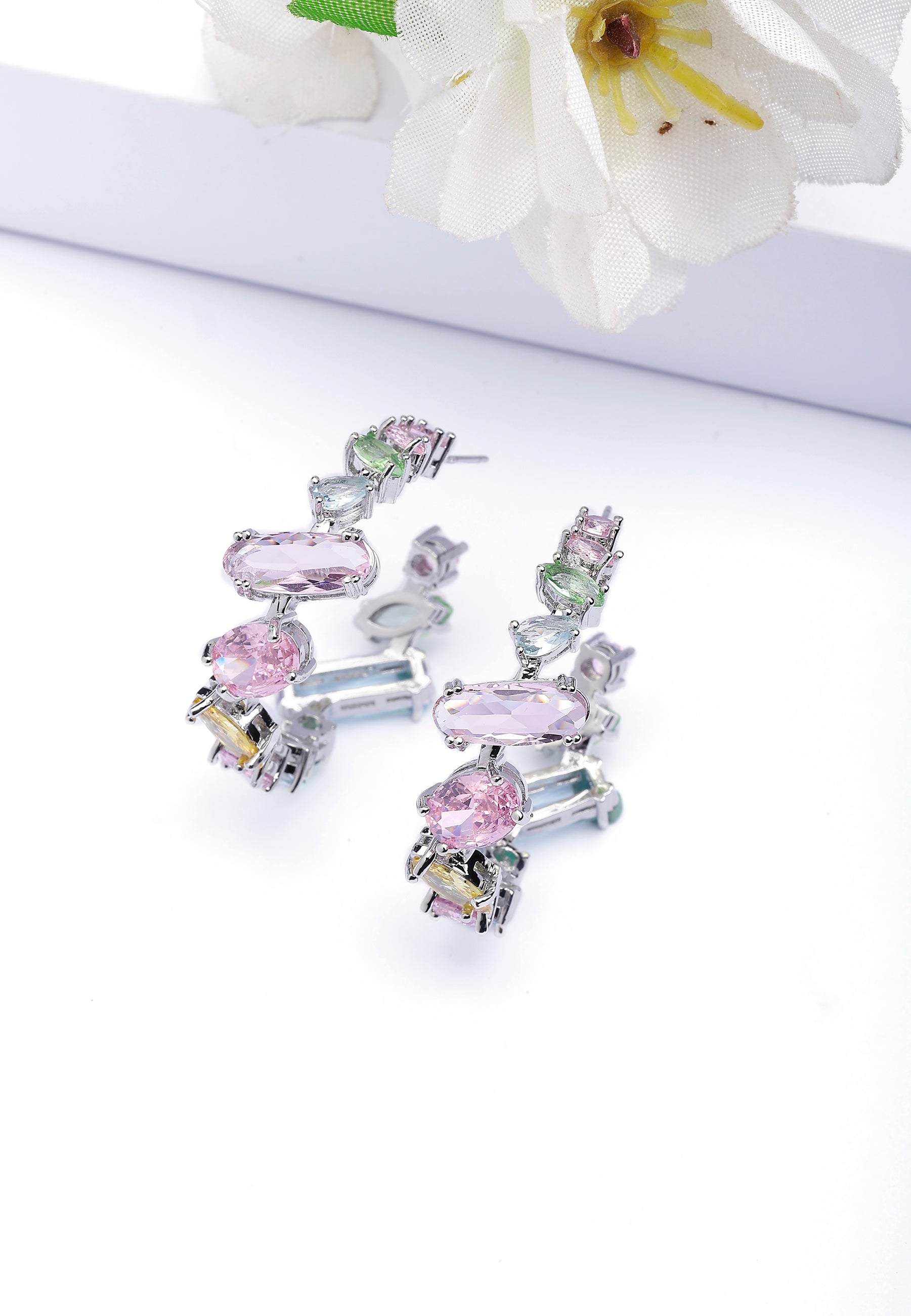 Pendientes de aro multicolores y caprichosos