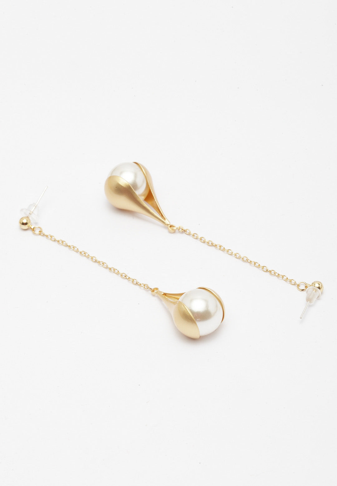 Pendientes colgantes bañados en oro con perlas