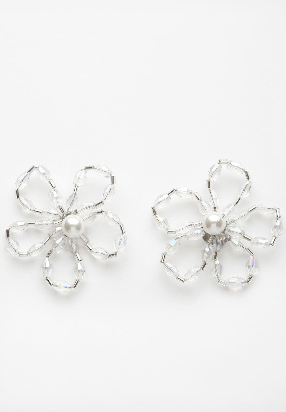 Boucles d'oreilles à tige en cristal floral blanc