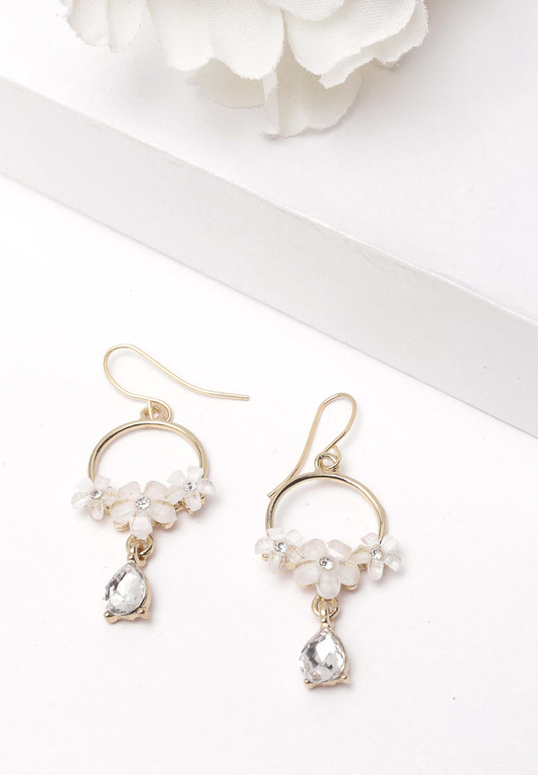 Boucles d'oreilles dorées et cristaux floraux blancs